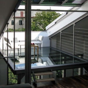 Objekt 1055 - schwebende Dachterrasse mit Glasboden und Dachöffnung mittels 4-teiligem OpenAir-Dachschiebefenster in der Wiener Innenstadt