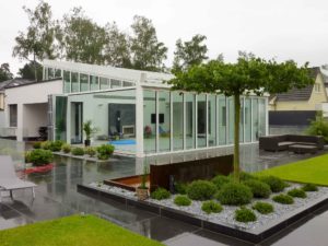 Wintergarten mit OpenAir-Schiebedach in Köln (Objekt 1166). Poolhaus mit öffnenbarem OpenAir-Glas-Schiebedach und umseitigen Schiebefaltanlagen. Die Grundfläche ist 12 m x 10 m