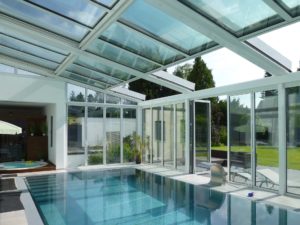 Wellness in the swimming pool conservatory with opening roof 1